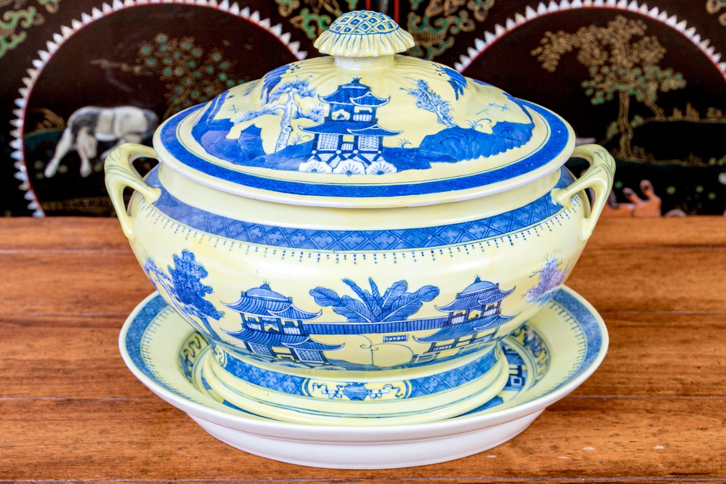 A fabulous Chinese export porcelain soup tureen in classic form