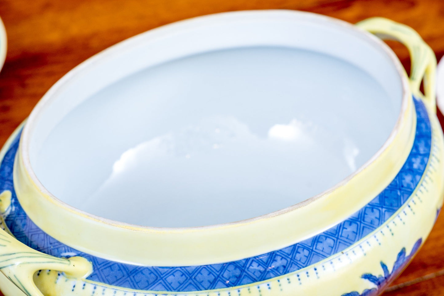 A fabulous Chinese export porcelain soup tureen in classic form