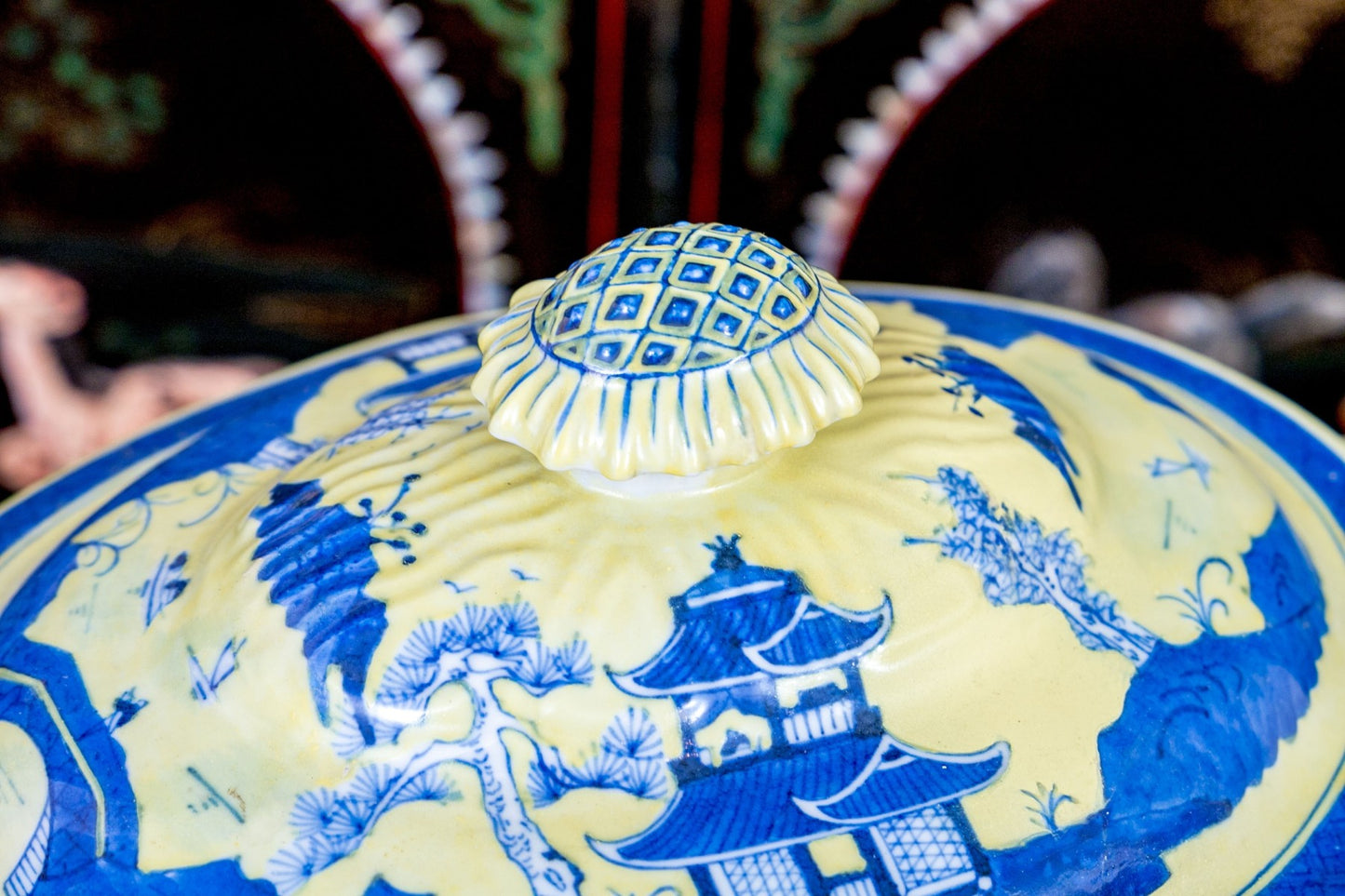 A fabulous Chinese export porcelain soup tureen in classic form