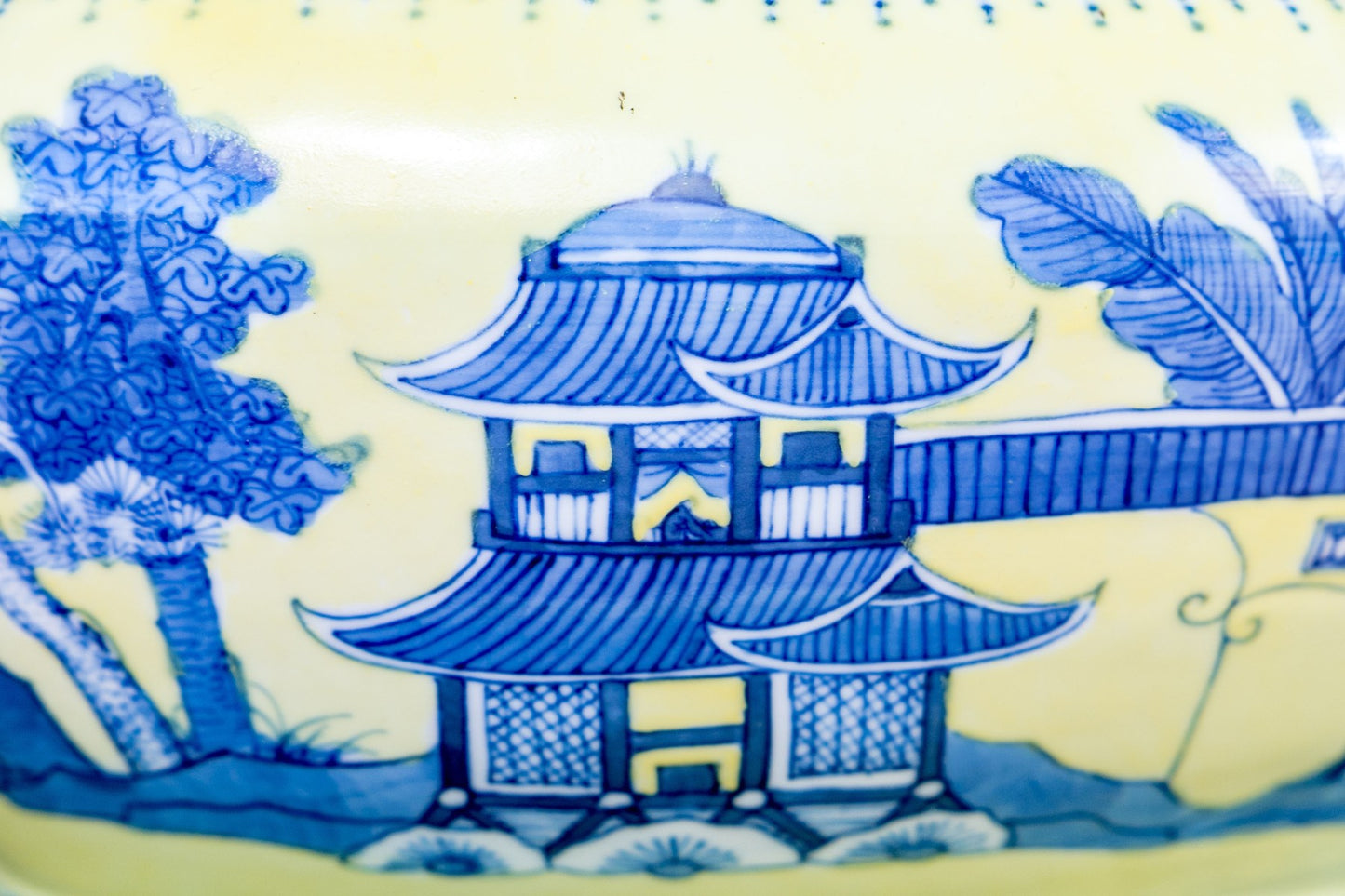 A fabulous Chinese export porcelain soup tureen in classic form