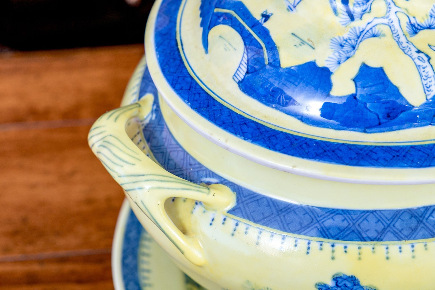 A fabulous Chinese export porcelain soup tureen in classic form