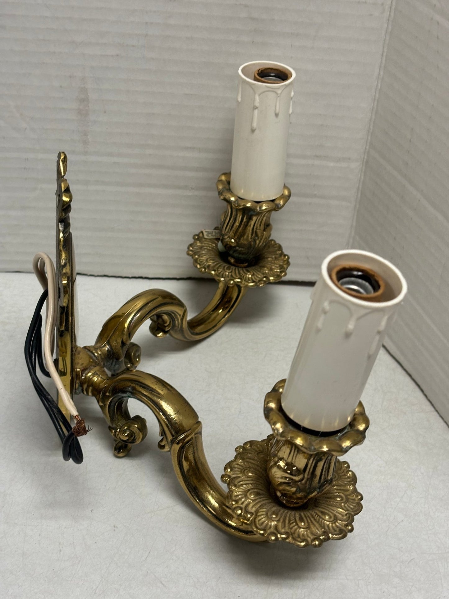 Vintage Pair Of Lovely Bronze Wall Sconces (2/3)
