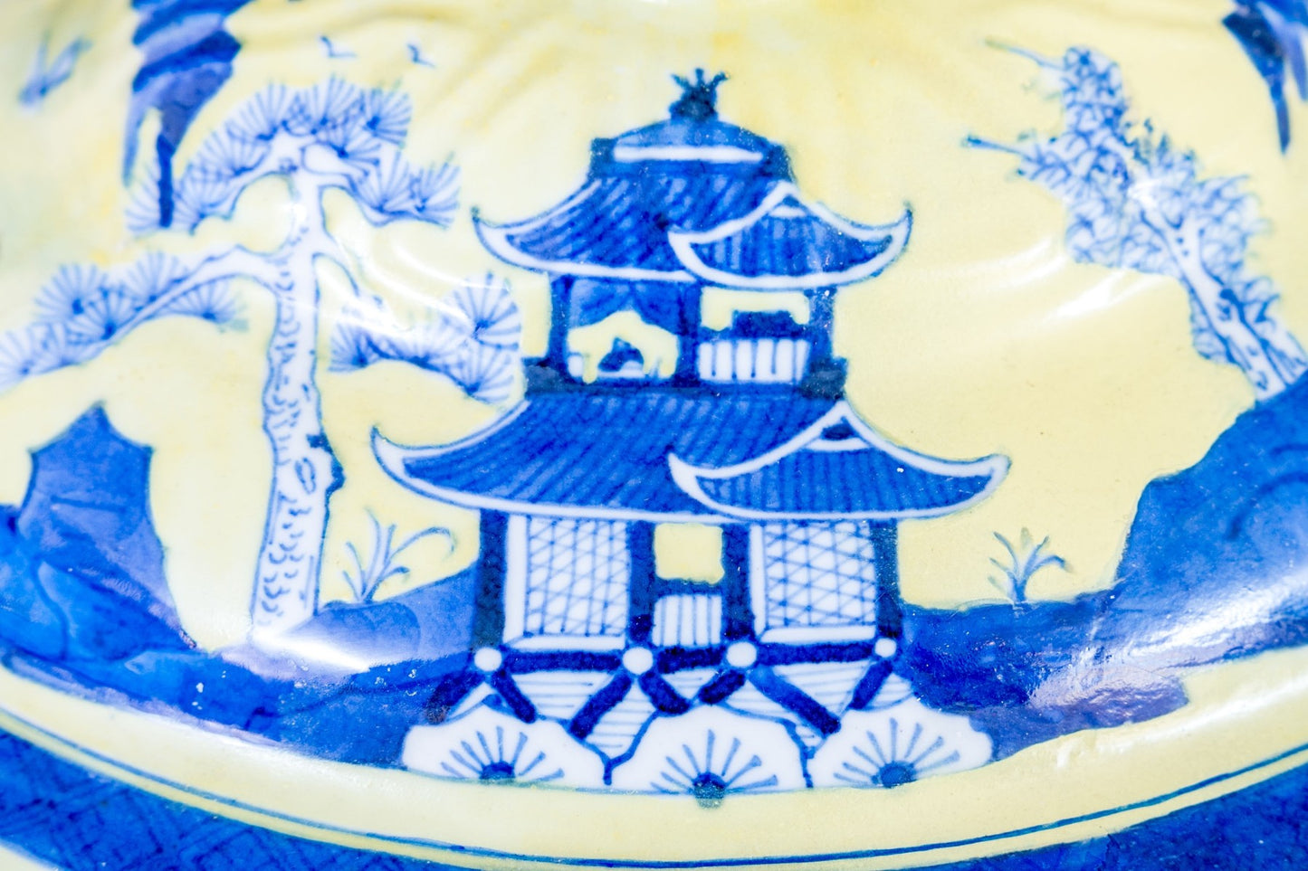 A fabulous Chinese export porcelain soup tureen in classic form