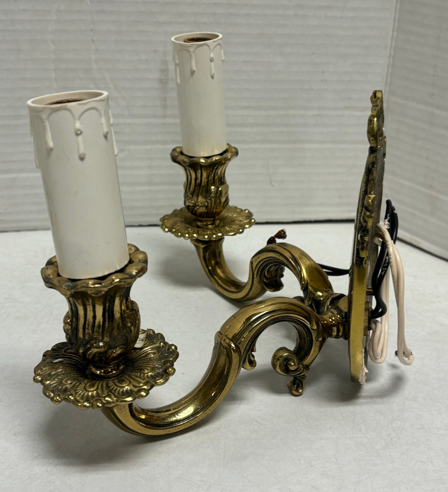 Vintage Pair Of Lovely Bronze Wall Sconces (1/3)