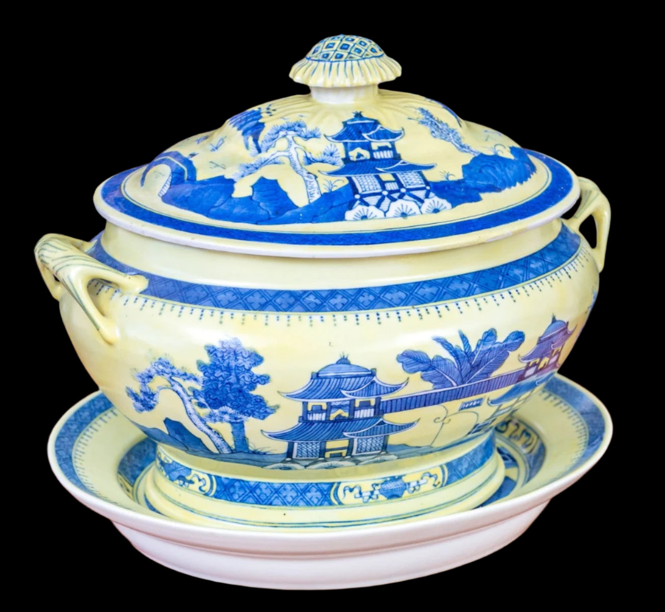 A fabulous Chinese export porcelain soup tureen in classic form