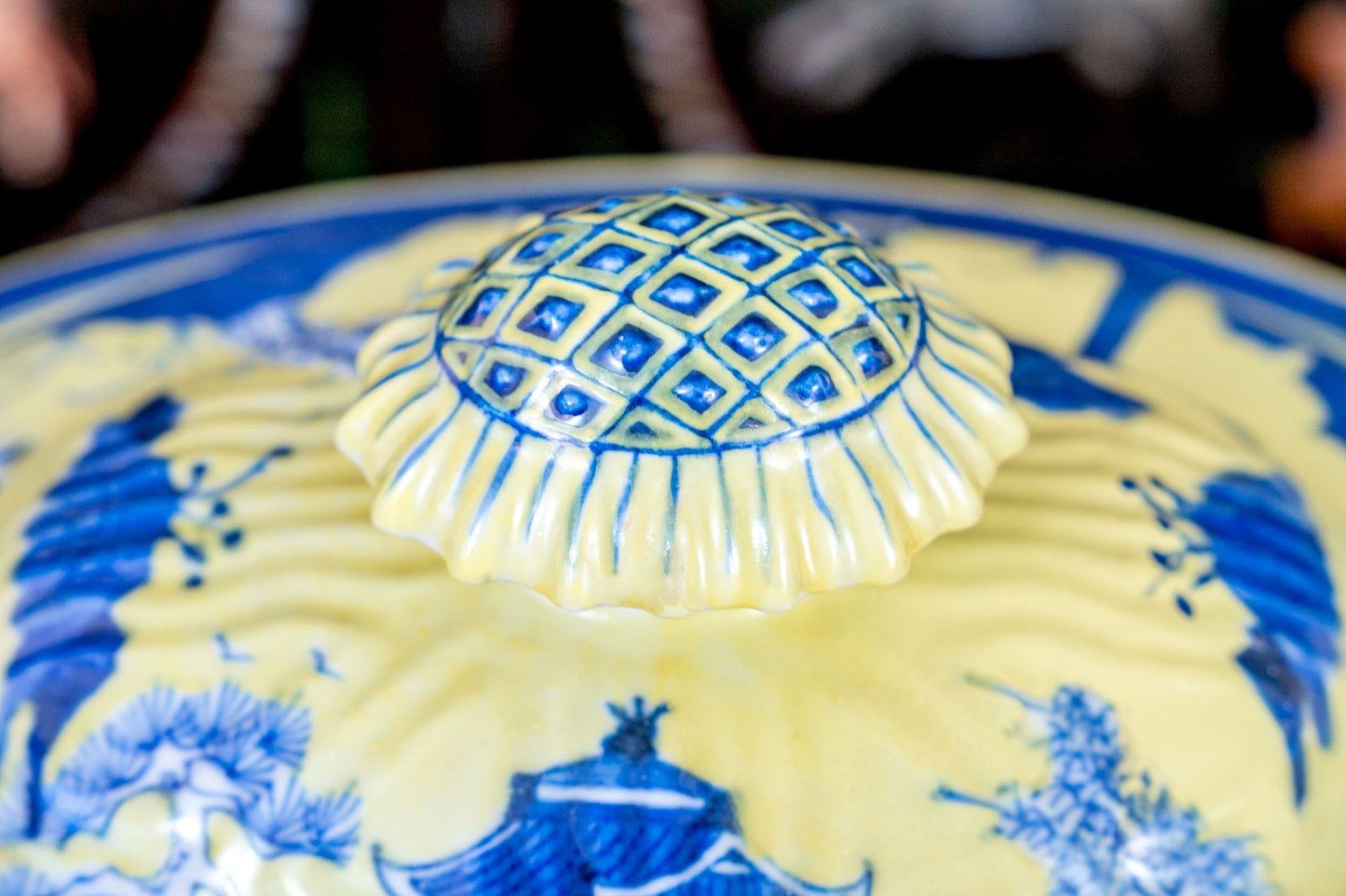 A fabulous Chinese export porcelain soup tureen in classic form