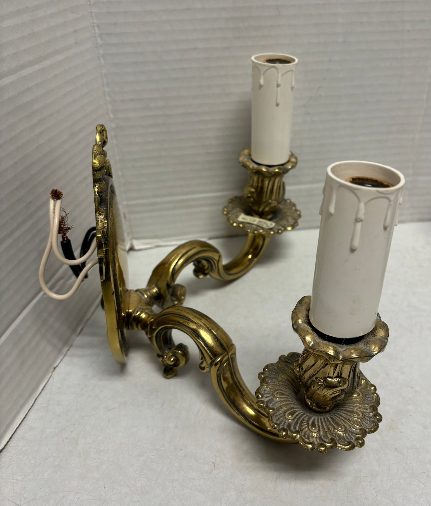 Vintage Pair Of Lovely Bronze Wall Sconces (2/3)