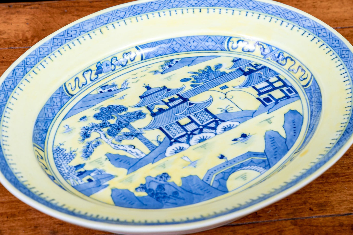 A fabulous Chinese export porcelain soup tureen in classic form