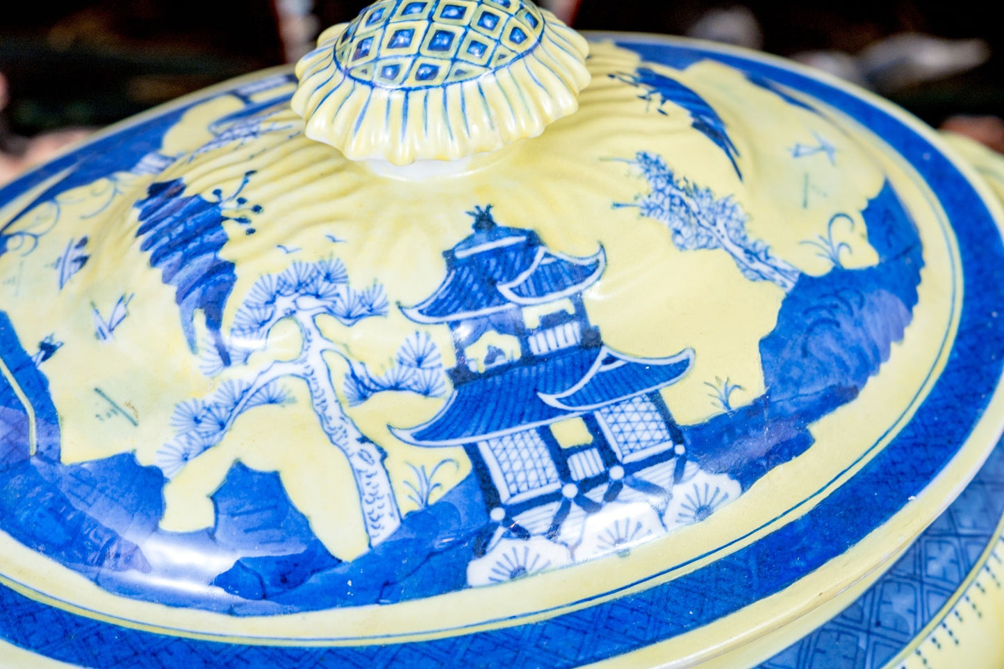 A fabulous Chinese export porcelain soup tureen in classic form