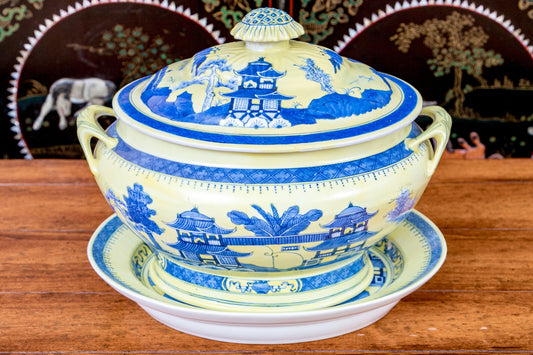 A fabulous Chinese export porcelain soup tureen in classic form